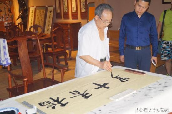 著名书法家李璞大师为稻香十里亲笔题字